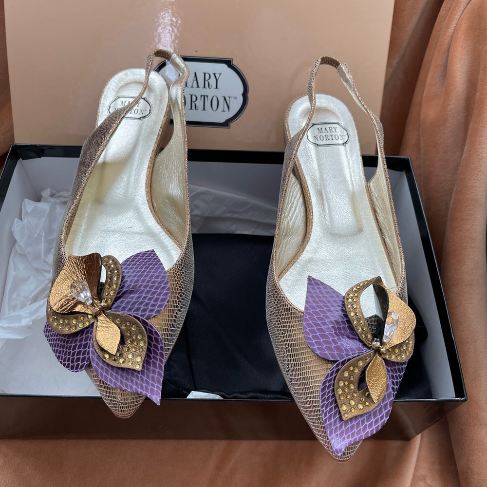 NIB Mary Norton flat sling back gold with floral detail size 8